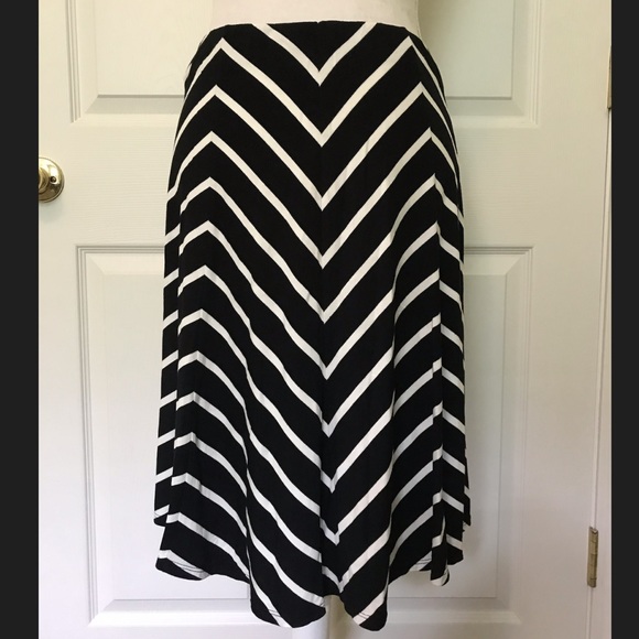 Max Studio Dresses & Skirts - Cute Max Studio Pull on Style Flowy Black Skirt